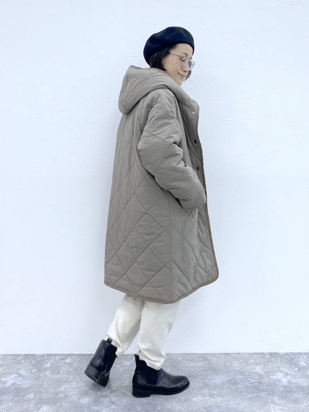 ブラック系のブーツ、ブラウン系のダウンジャケット/コート、ブラック系のショルダーバッグを着用したレディースの冬コーディネートの5枚目の写真