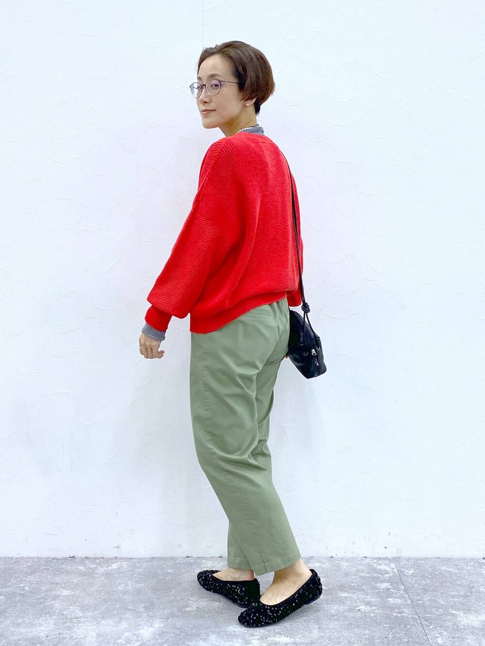 グレー系のTシャツ/カットソー、グリーン系のその他パンツ、ブラック系のバレエシューズを着用したレディースの春コーディネートの3枚目の写真