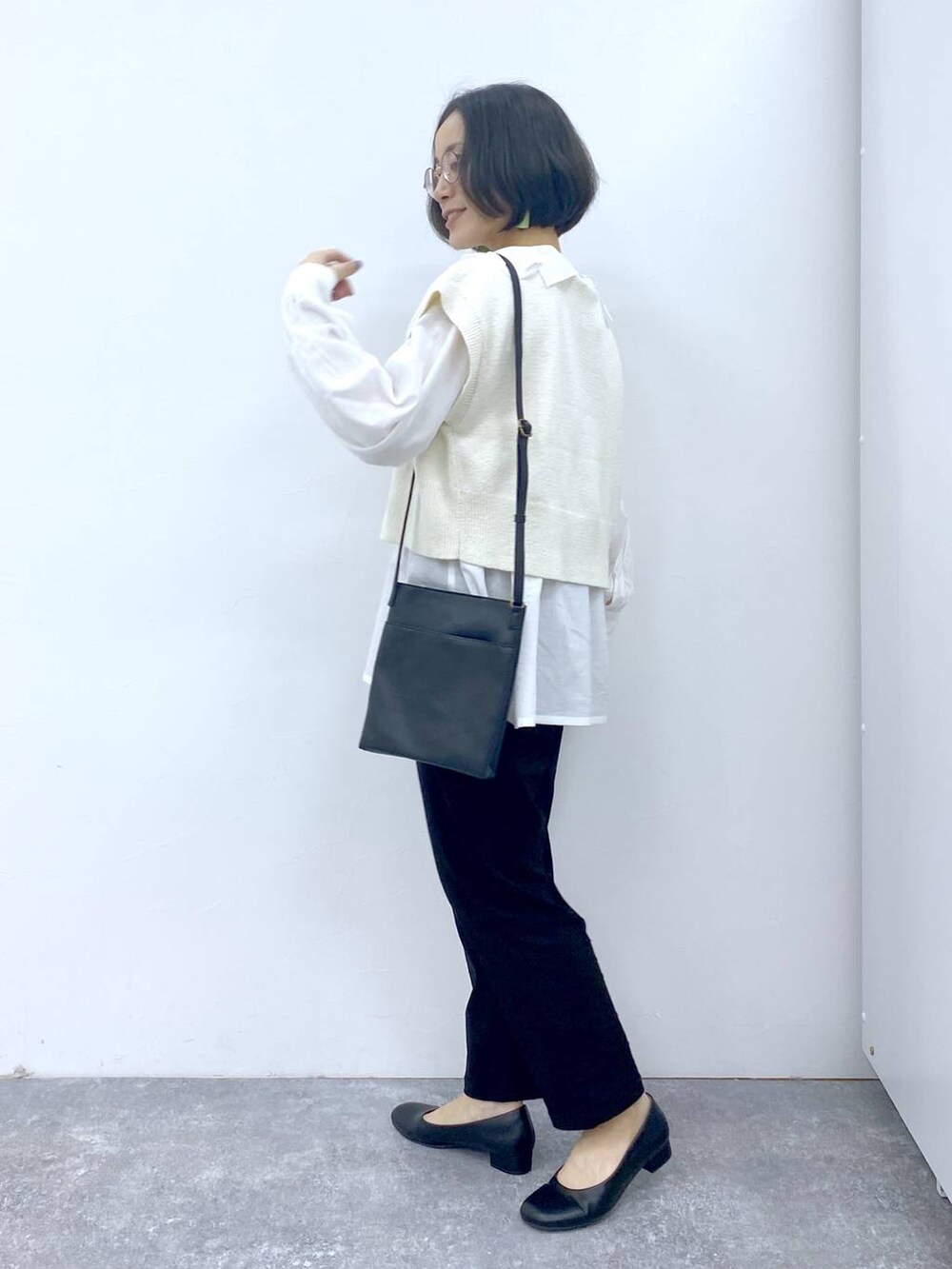 ホワイト系のシャツ/ブラウス、グレー系のタンクトップ、ブラック系のパンプスを着用したレディースの冬コーディネートの4枚目の写真