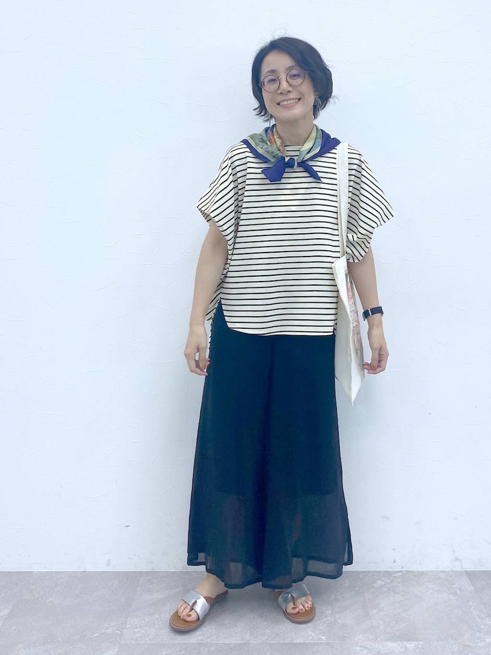 その他のTシャツ/カットソー、その他のサンダル、ブラック系のその他パンツを着用したレディースの夏コーディネートの2枚目の写真