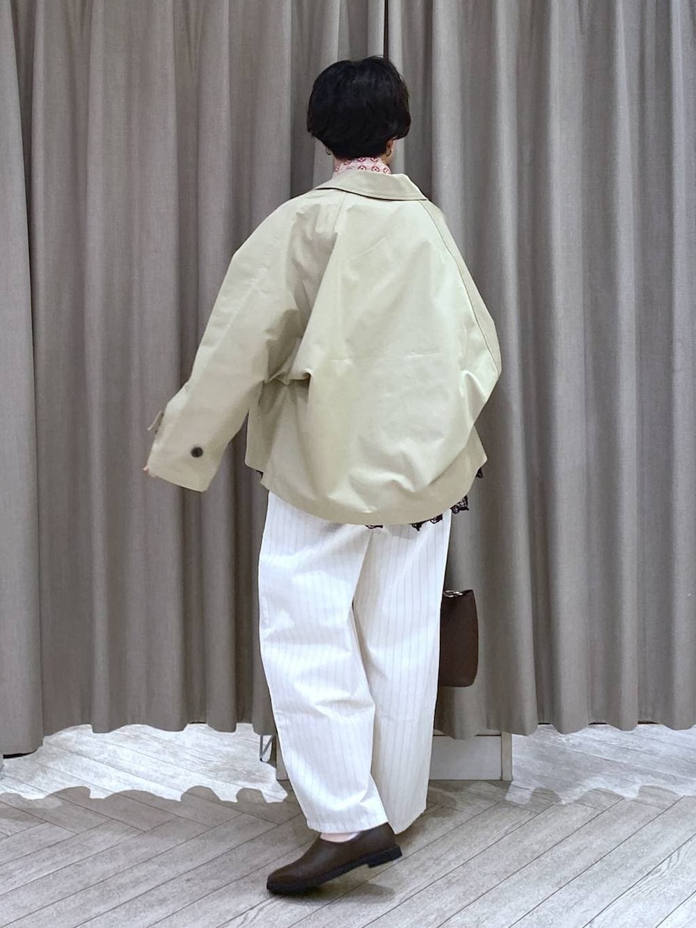 ブラウン系のスリッポン、その他のその他パンツ、ブラック系のシャツ/ブラウスを着用したレディースの春コーディネートの7枚目の写真