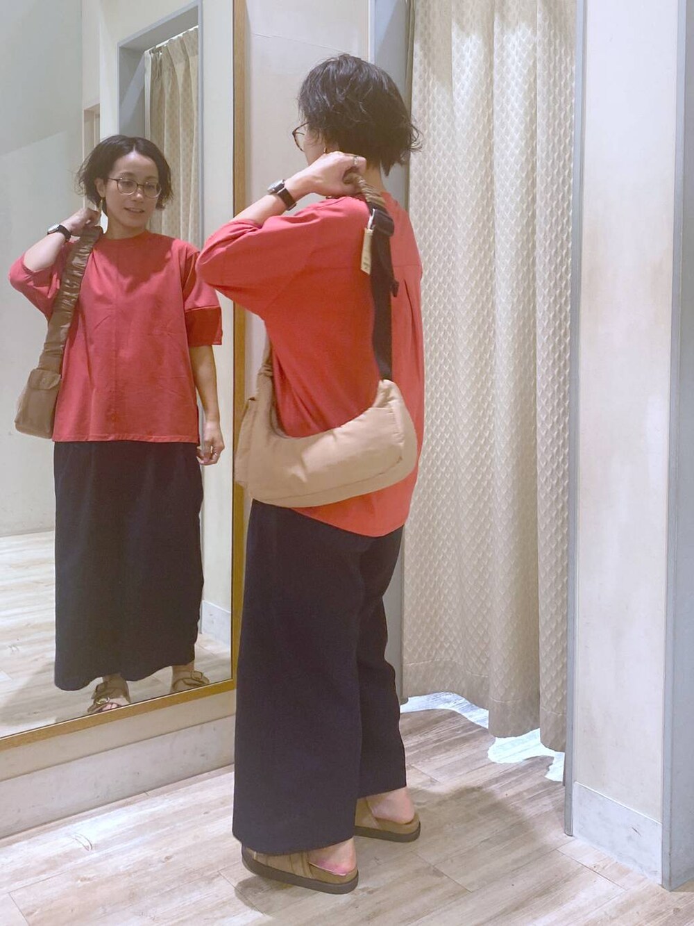 ベージュ系のサンダル、レッド系のTシャツ/カットソー、ブルー系のその他パンツを着用したレディースの夏コーディネートの4枚目の写真