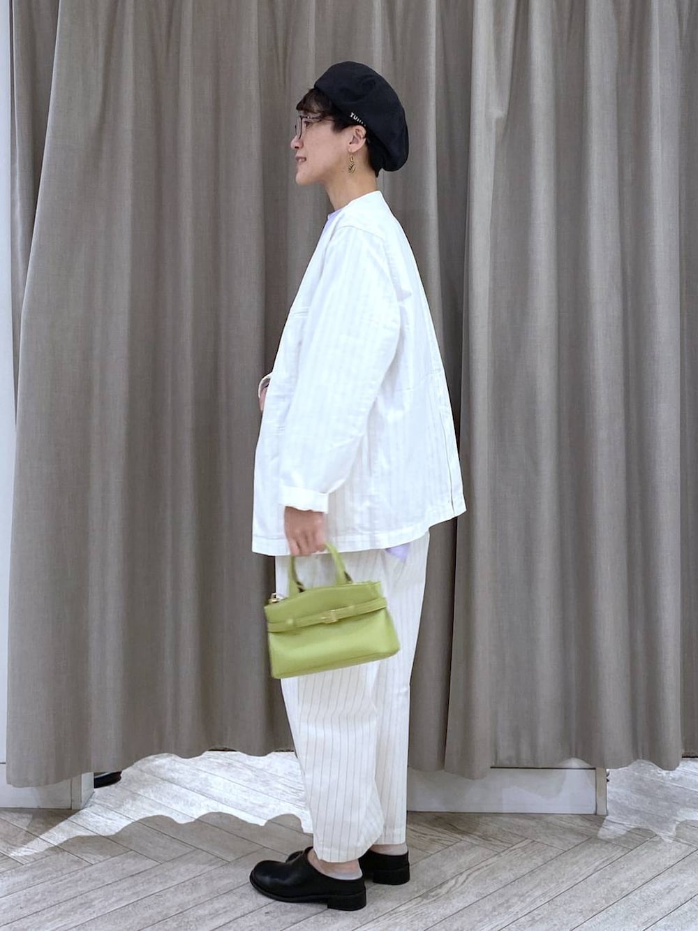 グリーン系のショルダーバッグ、その他のその他パンツ、その他のその他アウターを着用したレディースの春コーディネートの4枚目の写真