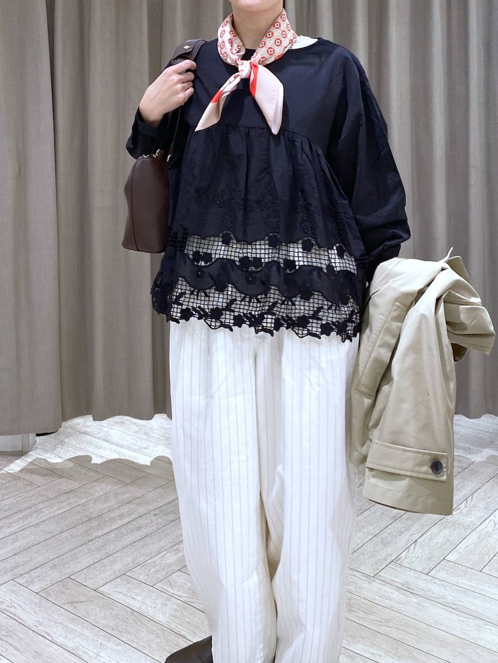 ブラウン系のスリッポン、その他のその他パンツ、ブラック系のシャツ/ブラウスを着用したレディースの春コーディネートの5枚目の写真