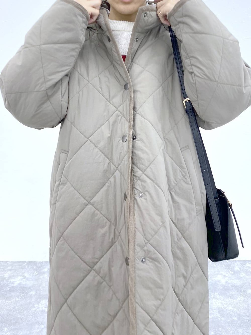 ブラック系のブーツ、ブラウン系のダウンジャケット/コート、ブラック系のショルダーバッグを着用したレディースの冬コーディネートの9枚目の写真