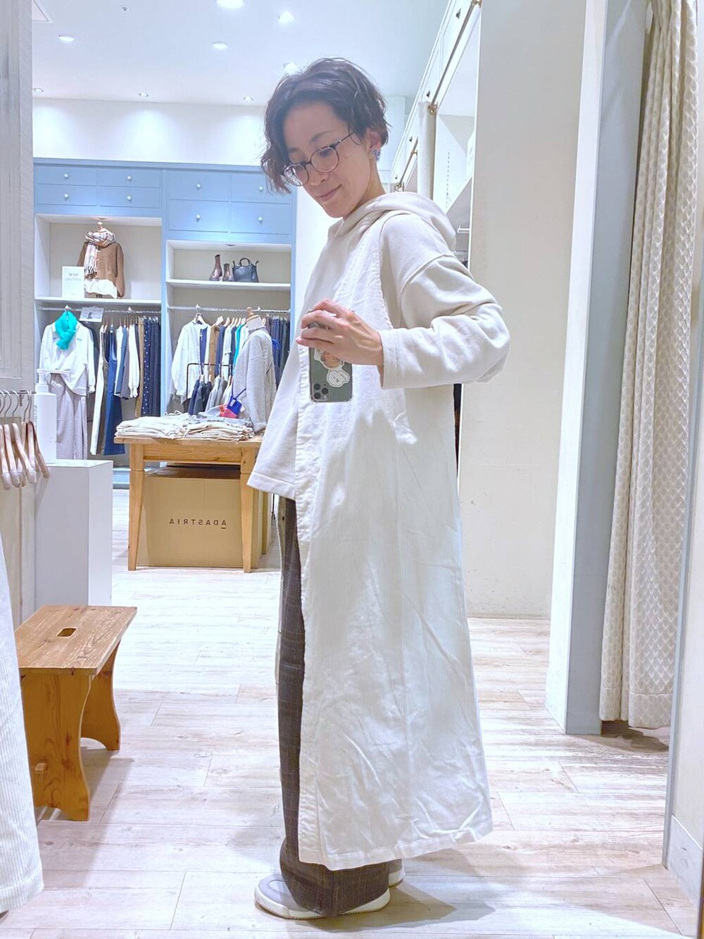 ブラウン系のその他パンツ、グレー系のスウェット、ベージュ系のワンピースを着用したレディースの秋コーディネートの2枚目の写真