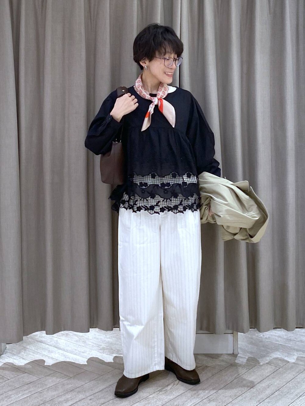 ブラウン系のスリッポン、その他のその他パンツ、ブラック系のシャツ/ブラウスを着用したレディースの春コーディネートの2枚目の写真