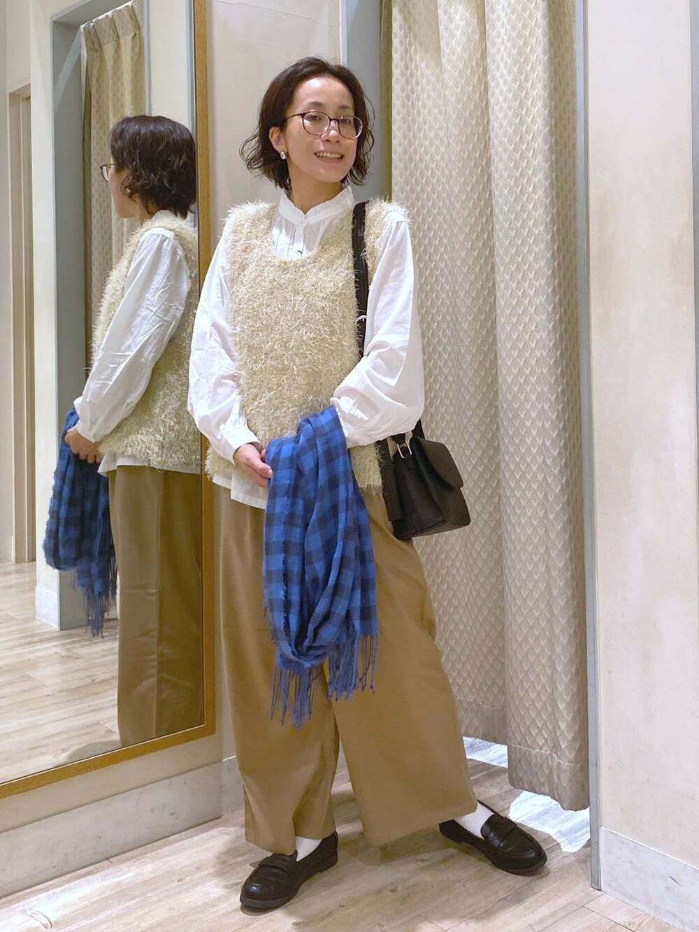 ホワイト系のシャツ/ブラウス、ベージュ系のその他パンツ、ブラック系のローファーを着用したレディースの秋コーディネートの9枚目の写真