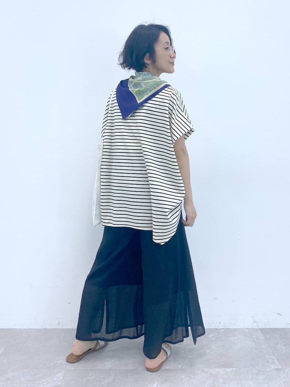 その他のTシャツ/カットソー、その他のサンダル、ブラック系のその他パンツを着用したレディースの夏コーディネートの5枚目の写真