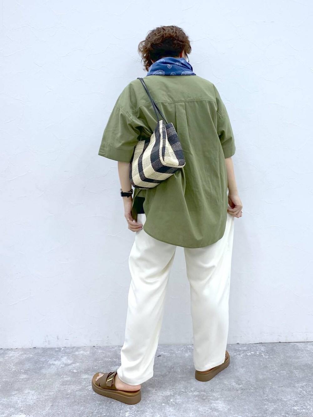 ブラウン系のサンダル、グリーン系のシャツ/ブラウス、ブラック系のトートバッグを着用したレディースの夏コーディネートの4枚目の写真