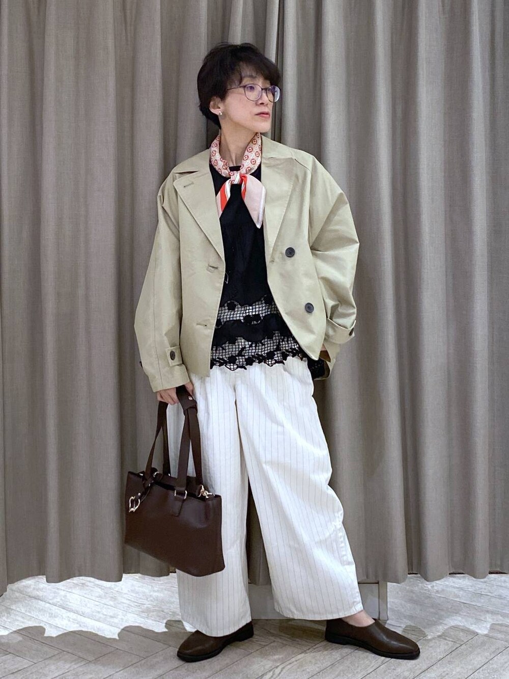 ブラウン系のスリッポン、その他のその他パンツ、ブラック系のシャツ/ブラウスを着用したレディースの春コーディネートの6枚目の写真