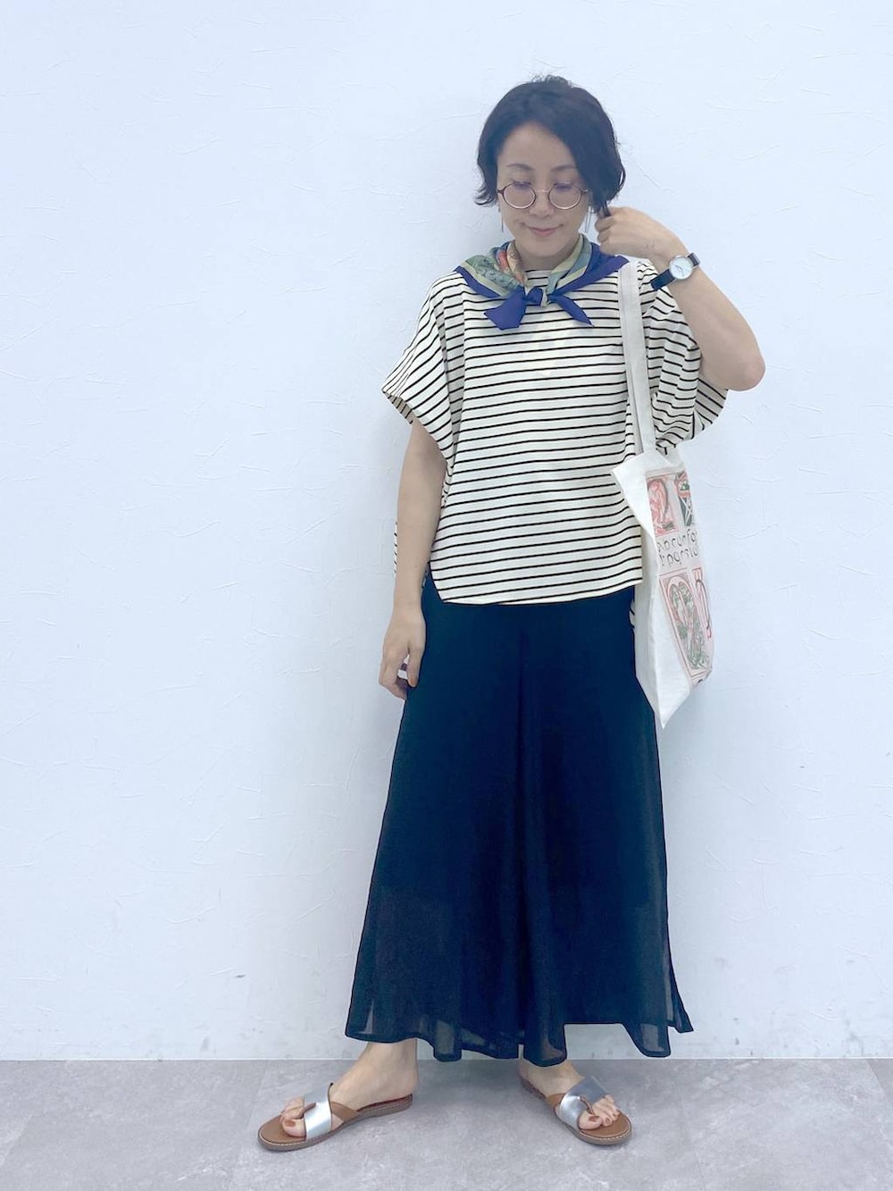 その他のTシャツ/カットソー、その他のサンダル、ブラック系のその他パンツを着用したレディースの夏コーディネートの7枚目の写真