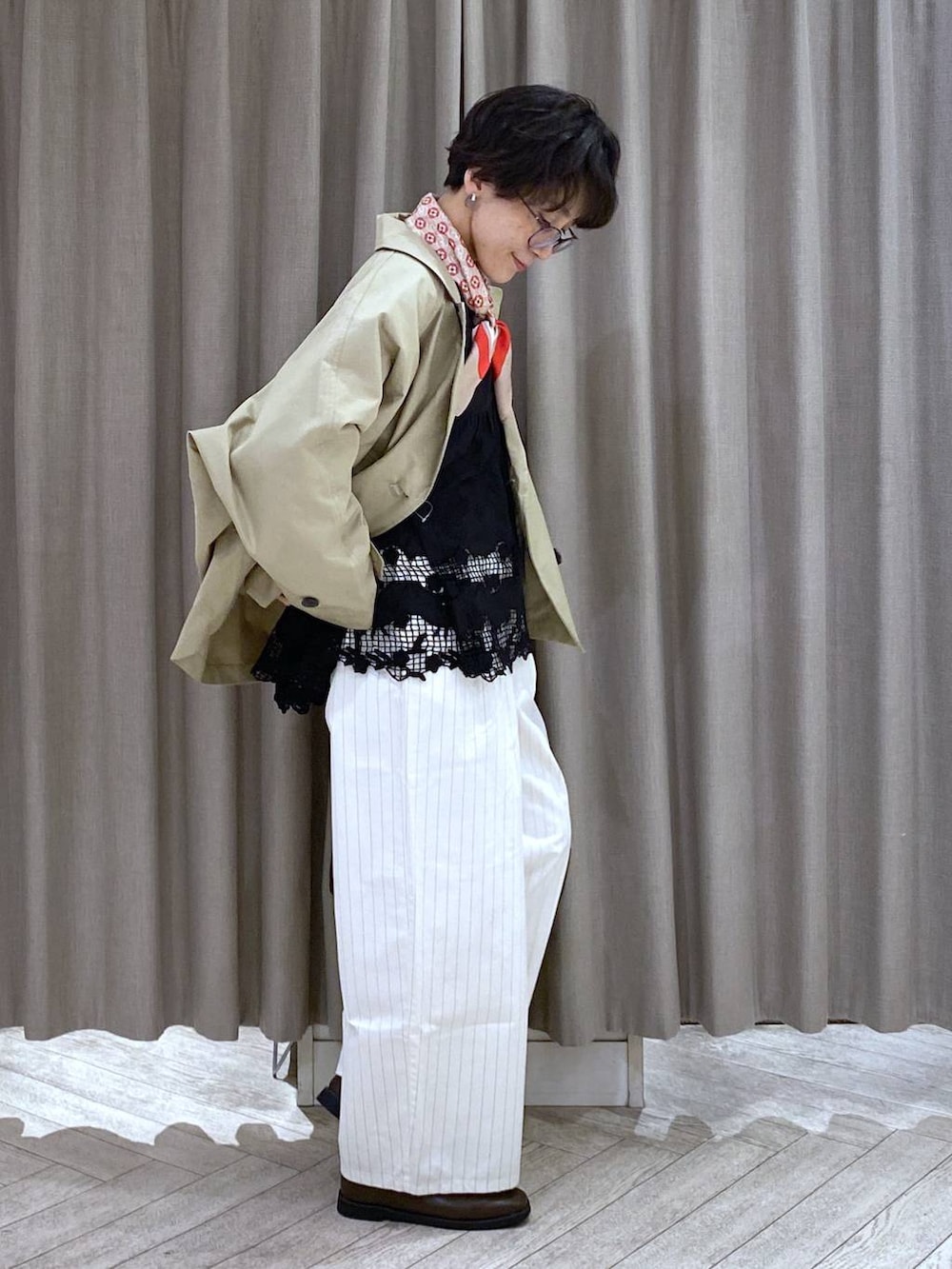 ブラウン系のスリッポン、その他のその他パンツ、ブラック系のシャツ/ブラウスを着用したレディースの春コーディネートの9枚目の写真