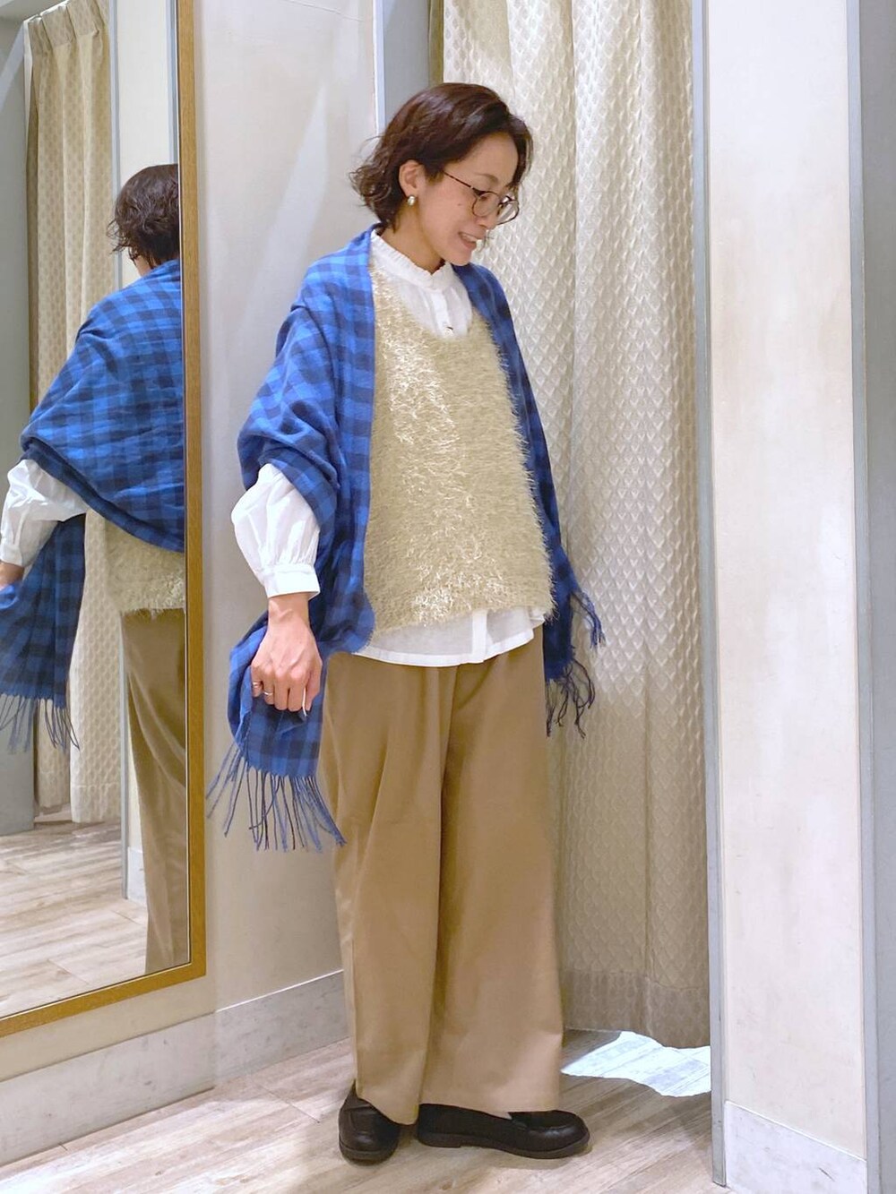 ホワイト系のシャツ/ブラウス、ベージュ系のその他パンツ、ブラック系のローファーを着用したレディースの秋コーディネートの4枚目の写真