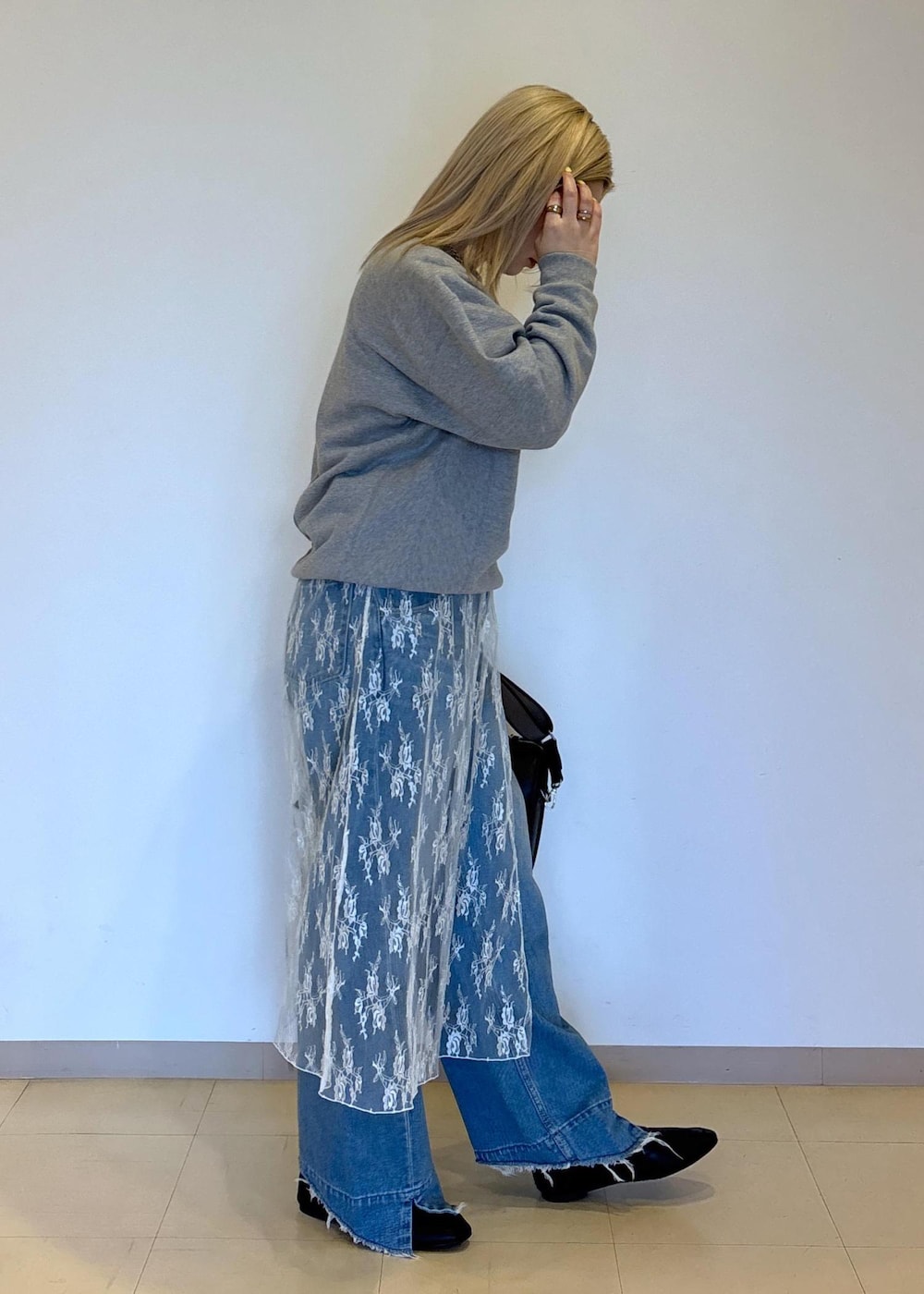 ホワイト系のTシャツ/カットソー、ブラック系のレインシューズ、グレー系のスウェットを着用したレディースの冬コーディネートの4枚目の写真