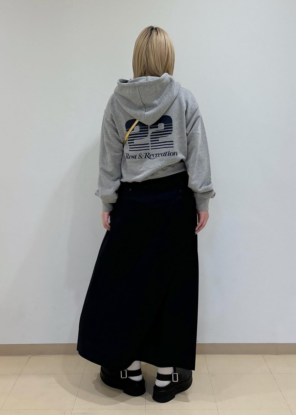 「初秋コーデ、秋コーデ、韓国ファッション、スポーツミックス、ADAM ET ROPÉ、ストレート、ブルべ冬、敏感、高身長、トップス、パーカー、スカート、バッグ、ショルダーバッグ、シューズ」｜「ADAM ET ROPE'のボリュームソールベルトクロッグ（サンダル、ブラック系）」を使った、e.c.8123さん（レディース・160cm）の夏コーディネートの4枚目の写真
