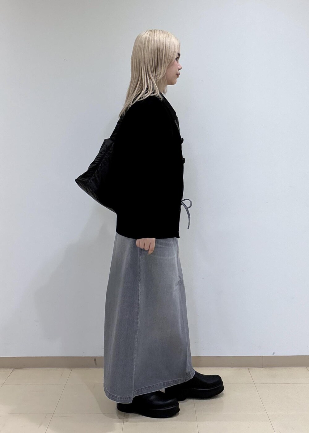 ブラック系のサンダル、ブラック系のカーディガン/ボレロ、ブラック系のショルダーバッグを着用したレディースの秋コーディネートの4枚目の写真