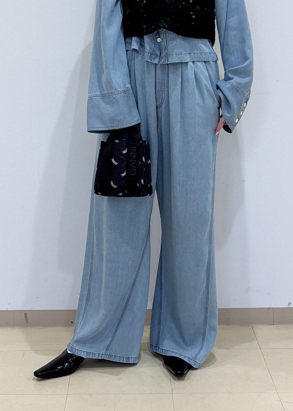 ブラック系のサンダル、ブルー系のシャツ/ブラウス、ブルー系のデニムパンツを着用したレディースの春コーディネートの5枚目の写真