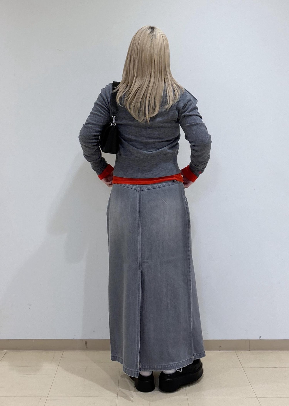 ブラック系のサンダル、レッド系のTシャツ/カットソー、グレー系のカーディガン/ボレロを着用したレディースの秋コーディネートの3枚目の写真