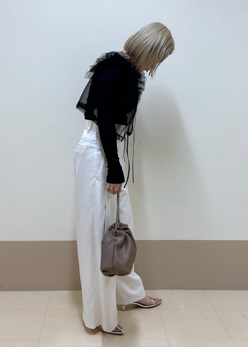 「セットアイテム、チュール、サテン、ADAM ET ROPÉ、FEMME、SDGs、サステナブル、骨格ストレート、ブルべ、きれいめ、フェミニン、春、春コーデ、春ファッション、モノトーン」|「ADAM ET ROPE'の【環境配慮】ビンテージサテンサイドタックパンツ(その他パンツ、ホワイト系)」を使った、e.c.8123さん(レディース・159cm)の春コーディネートの5枚目の写真