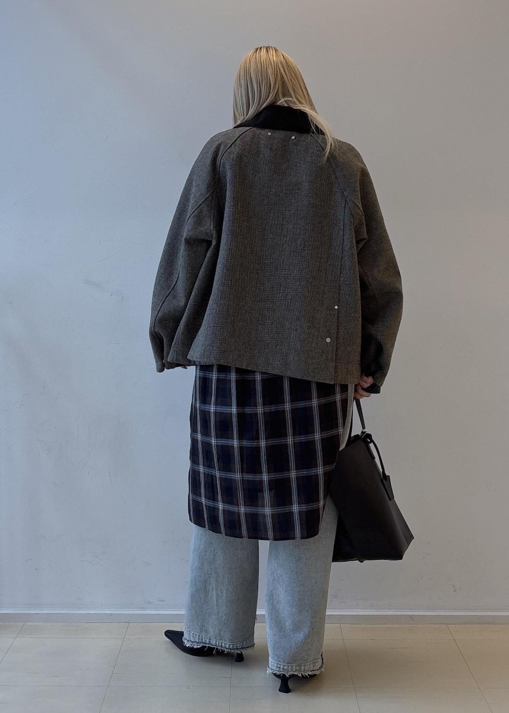 ブルー系のデニムパンツ、ブラック系のパンプス、ブラウン系のシャツ/ブラウスを着用したレディースの夏コーディネートの3枚目の写真