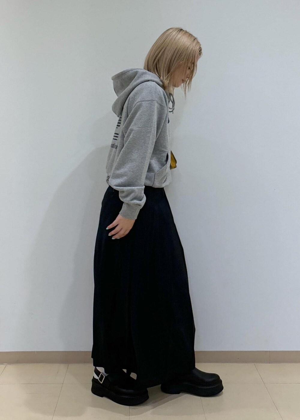 「初秋コーデ、秋コーデ、韓国ファッション、スポーツミックス、ADAM ET ROPÉ、ストレート、ブルべ冬、敏感、高身長、トップス、パーカー、スカート、バッグ、ショルダーバッグ、シューズ」｜「ADAM ET ROPE'のボリュームソールベルトクロッグ（サンダル、ブラック系）」を使った、e.c.8123さん（レディース・160cm）の夏コーディネートの5枚目の写真