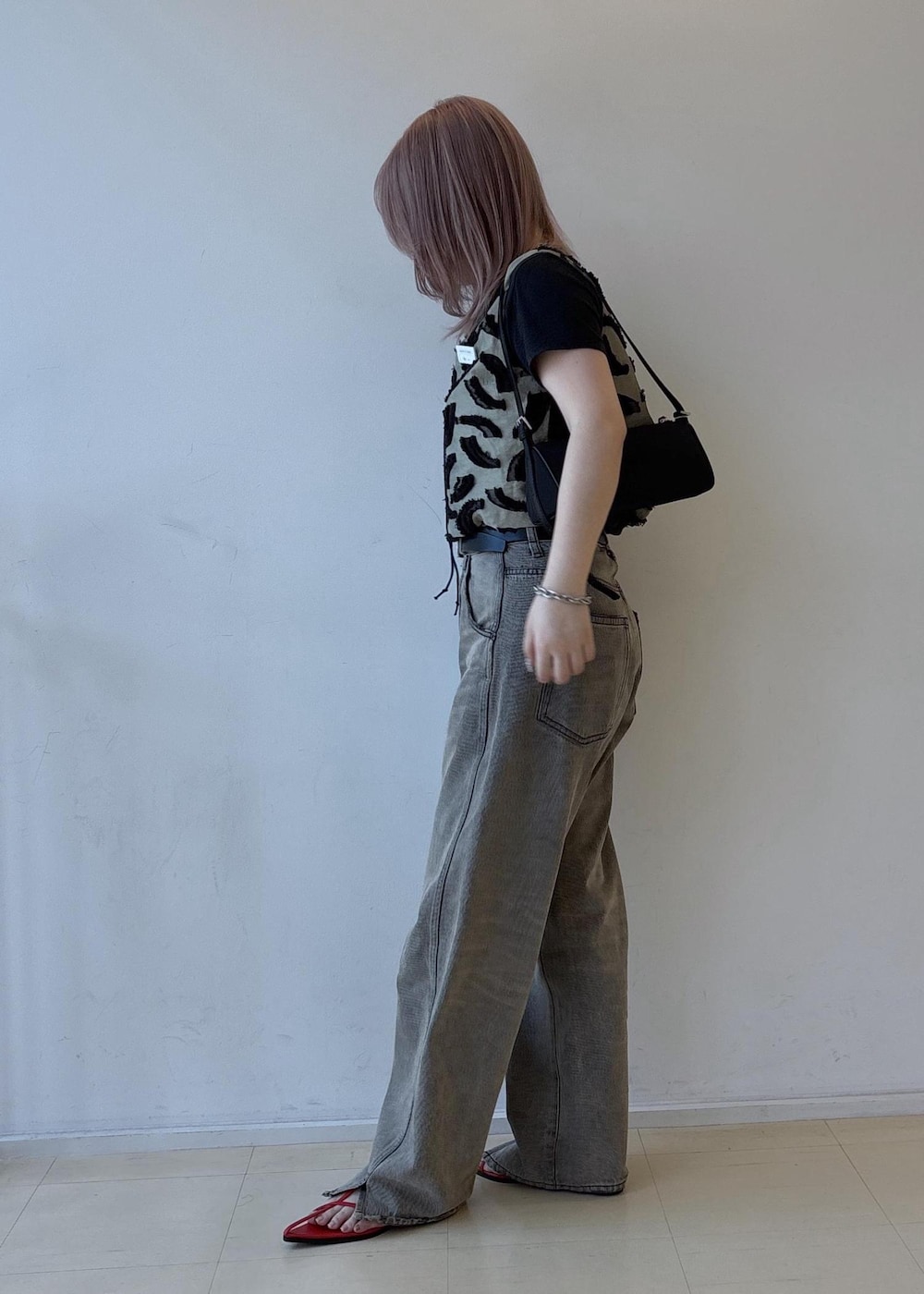 レッド系のサンダル、ベージュ系のシャツ/ブラウス、ブラック系のショルダーバッグを着用したレディースの夏コーディネートの2枚目の写真