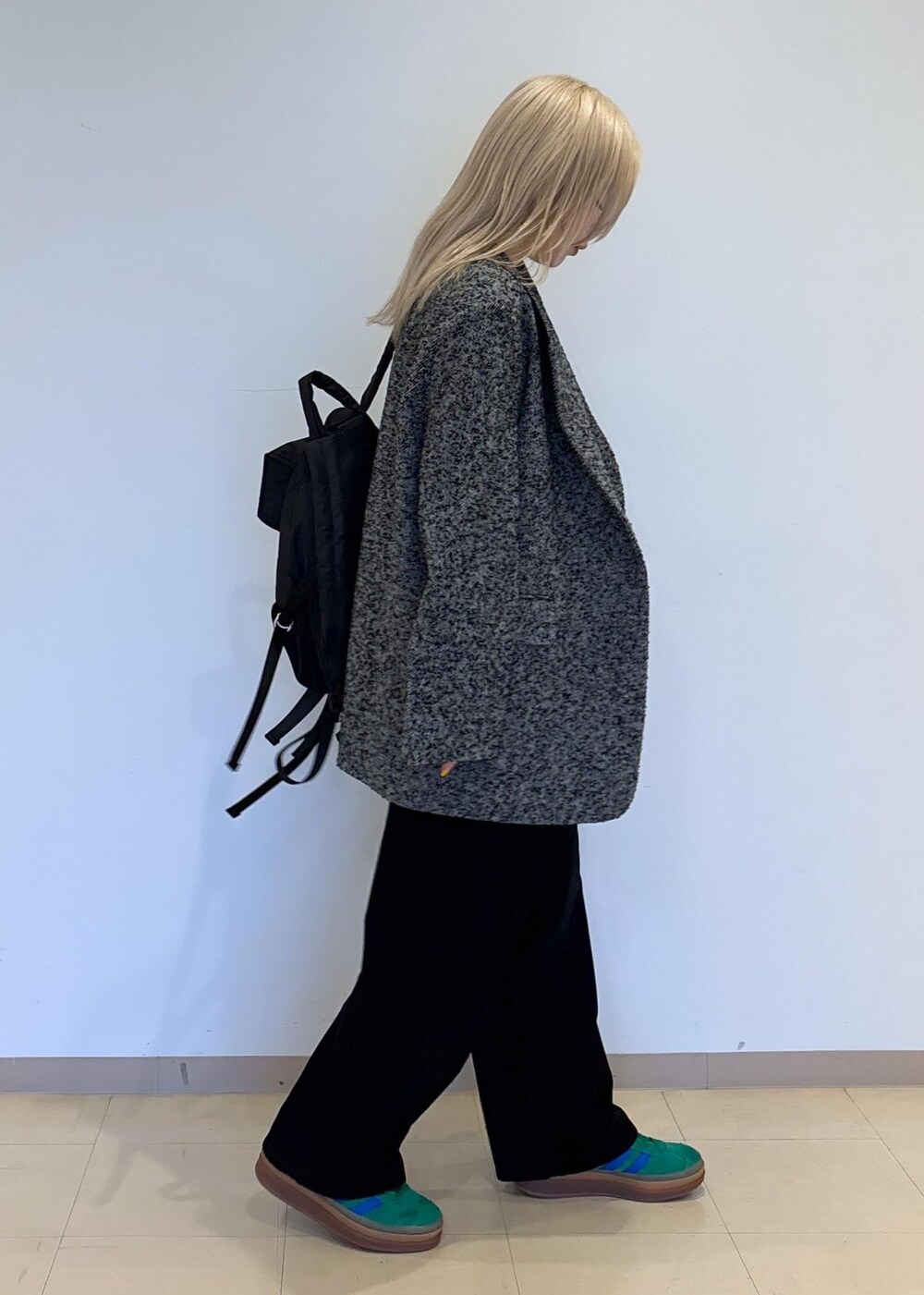 ブラック系のその他パンツ、グレー系のキャミソール、グレー系のテーラードジャケットを着用したレディースの夏コーディネートの4枚目の写真