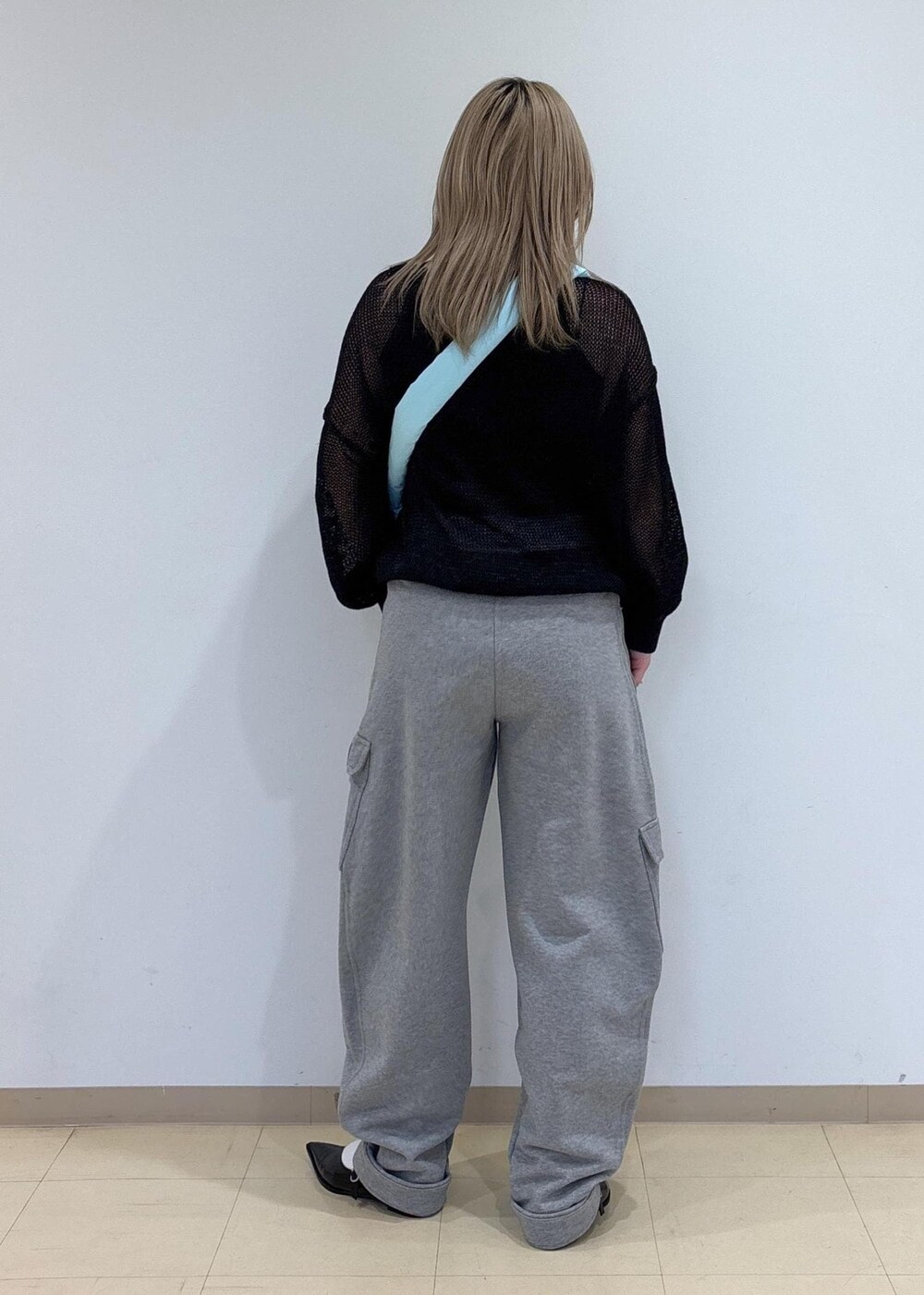 ブラック系のその他シューズ、ブルー系のショルダーバッグ、ブラック系のニット/セーターを着用したレディースの春コーディネートの3枚目の写真