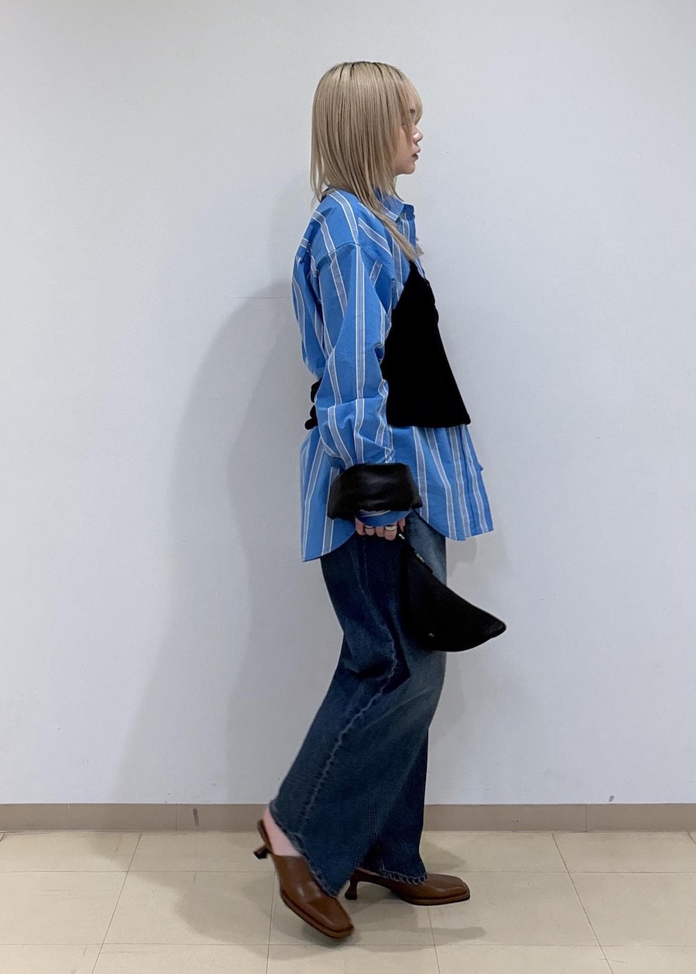 ブラウン系のサンダル、ブルー系のシャツ/ブラウス、ブラック系のTシャツ/カットソーを着用したレディースの春コーディネートの4枚目の写真