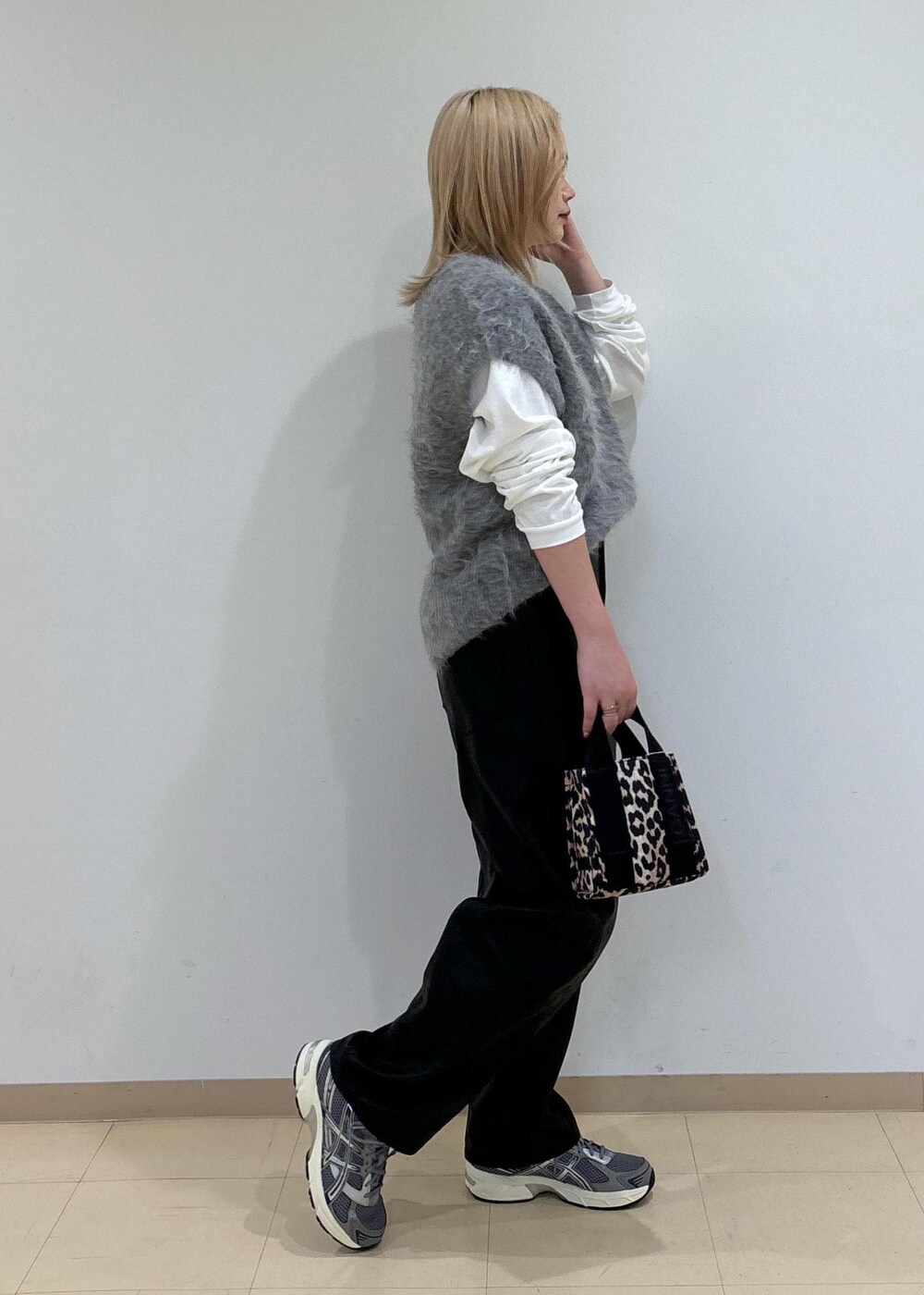 ベージュ系のトートバッグ、ホワイト系のTシャツ/カットソー、グレー系のニット/セーターを着用したレディースの秋コーディネートの4枚目の写真