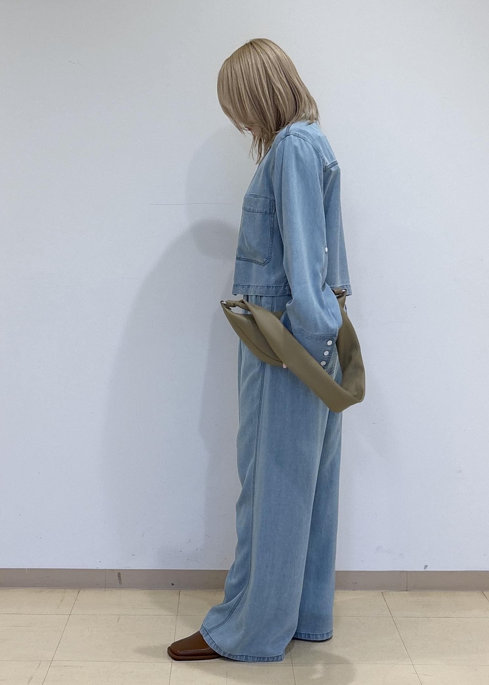 ブラウン系のサンダル、ブルー系のシャツ/ブラウス、ブルー系のデニムパンツを着用したレディースの春コーディネートの2枚目の写真