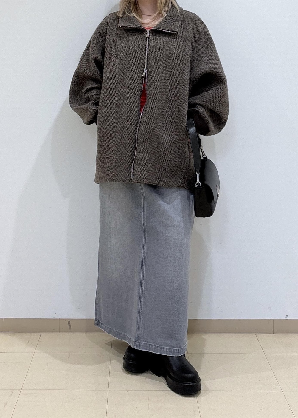 グレー系のデニムスカート、ブラウン系のその他アウター、レッド系のTシャツ/カットソーを着用したレディースの秋コーディネートの5枚目の写真