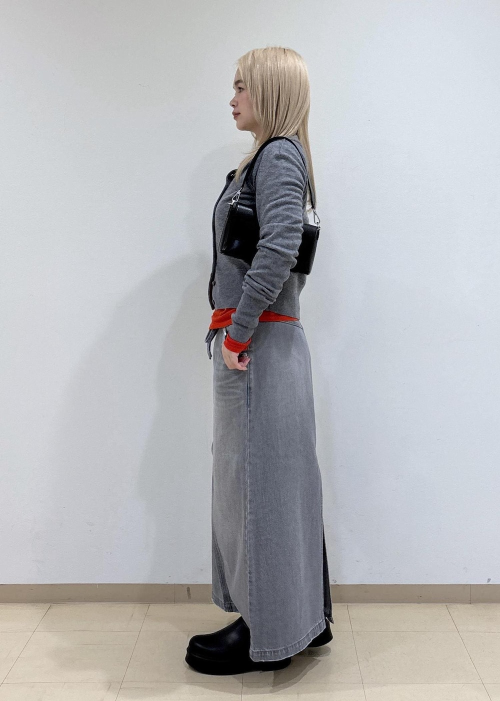 ブラック系のサンダル、レッド系のTシャツ/カットソー、グレー系のカーディガン/ボレロを着用したレディースの秋コーディネートの2枚目の写真