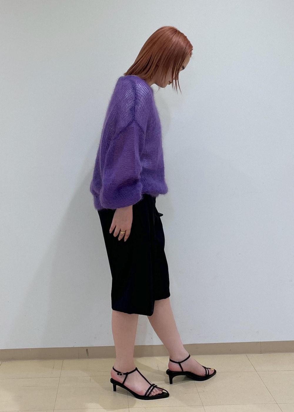ホワイト系のTシャツ/カットソー、ブラック系のサンダル、ブラック系のその他パンツを着用したレディースの夏コーディネートの4枚目の写真