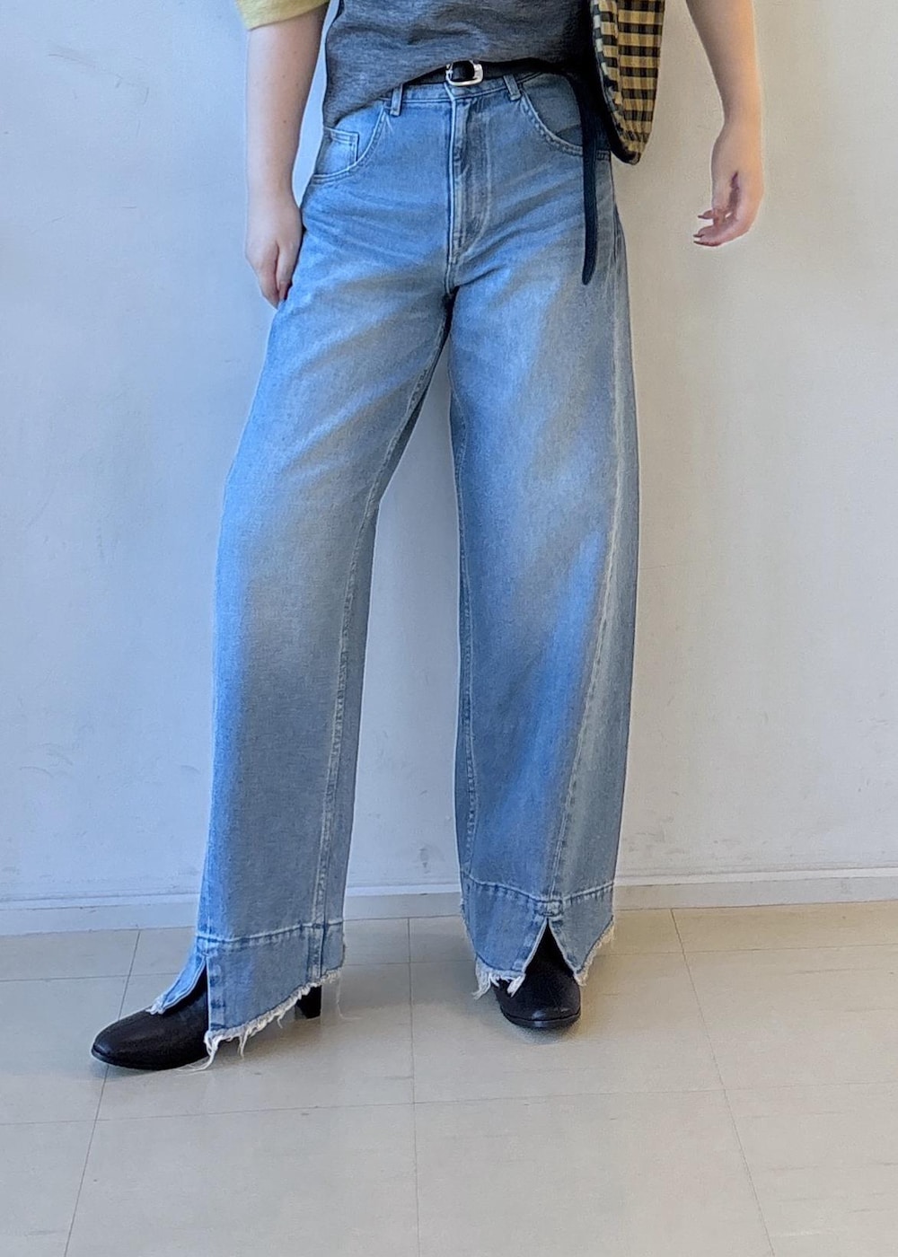 ブルー系のデニムパンツ、グレー系のニット/セーター、ブラウン系のサンダルを着用したレディースの夏コーディネートの6枚目の写真