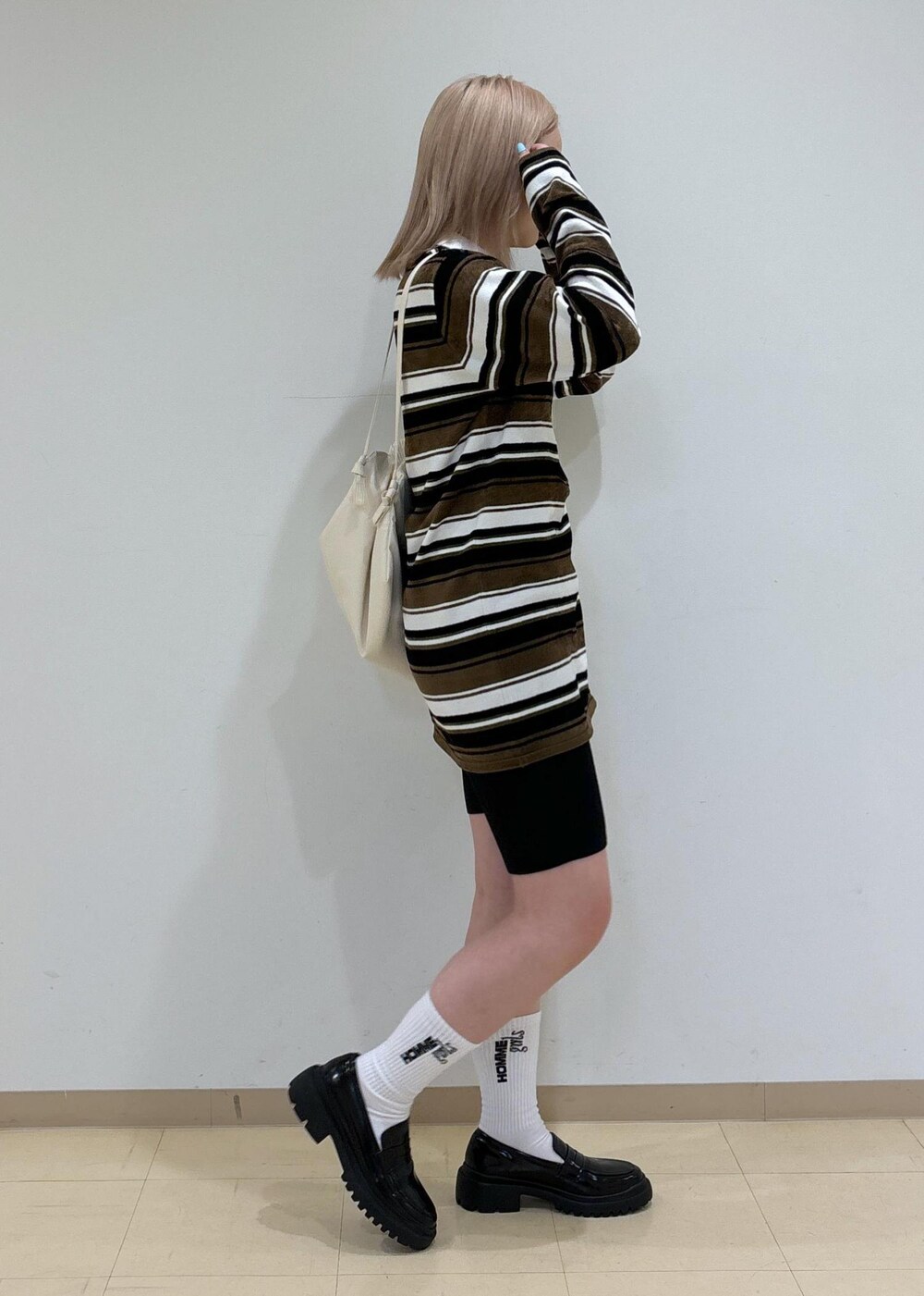 ブラック系のその他パンツ、ブラック系のローファー、ホワイト系のボディバッグ/ウエストポーチを着用したレディースの秋コーディネートの4枚目の写真