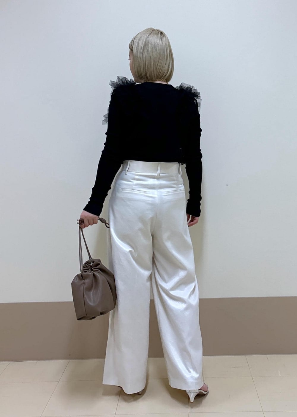 「セットアイテム、チュール、サテン、ADAM ET ROPÉ、FEMME、SDGs、サステナブル、骨格ストレート、ブルべ、きれいめ、フェミニン、春、春コーデ、春ファッション、モノトーン」|「ADAM ET ROPE'の【環境配慮】ビンテージサテンサイドタックパンツ(その他パンツ、ホワイト系)」を使った、e.c.8123さん(レディース・159cm)の春コーディネートの3枚目の写真