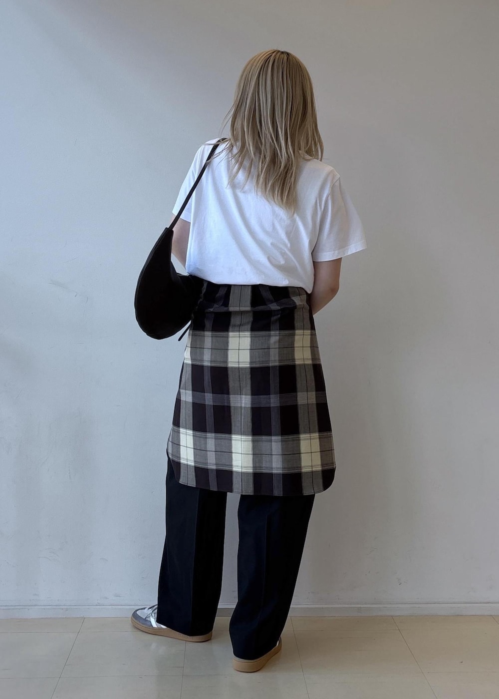ホワイト系のTシャツ/カットソー、ブラウン系のショルダーバッグ、ブラウン系のシャツ/ブラウスを着用したレディースの夏コーディネートの3枚目の写真