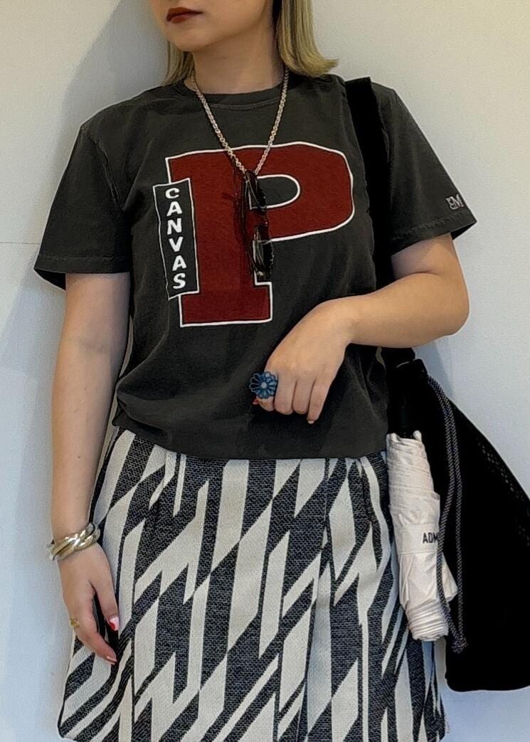 ブラック系のブーツ、ブラック系のショルダーバッグ、ブラック系のその他パンツを着用したレディースの春コーディネートの5枚目の写真