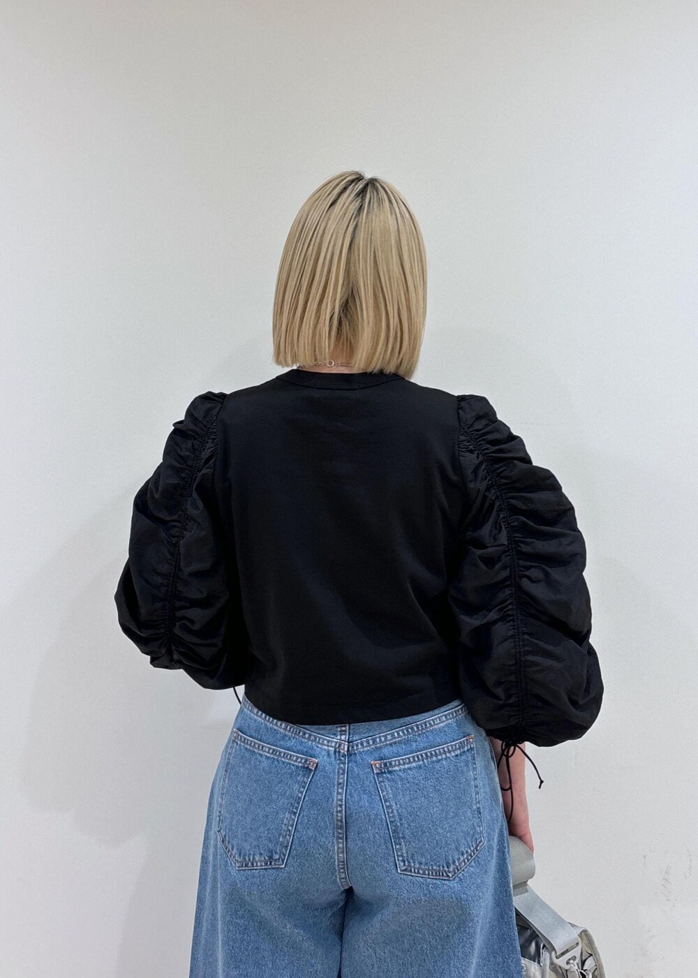 ブルー系のデニムパンツ、シルバー系のショルダーバッグ、シルバー系のサンダルを着用したレディースの春コーディネートの7枚目の写真