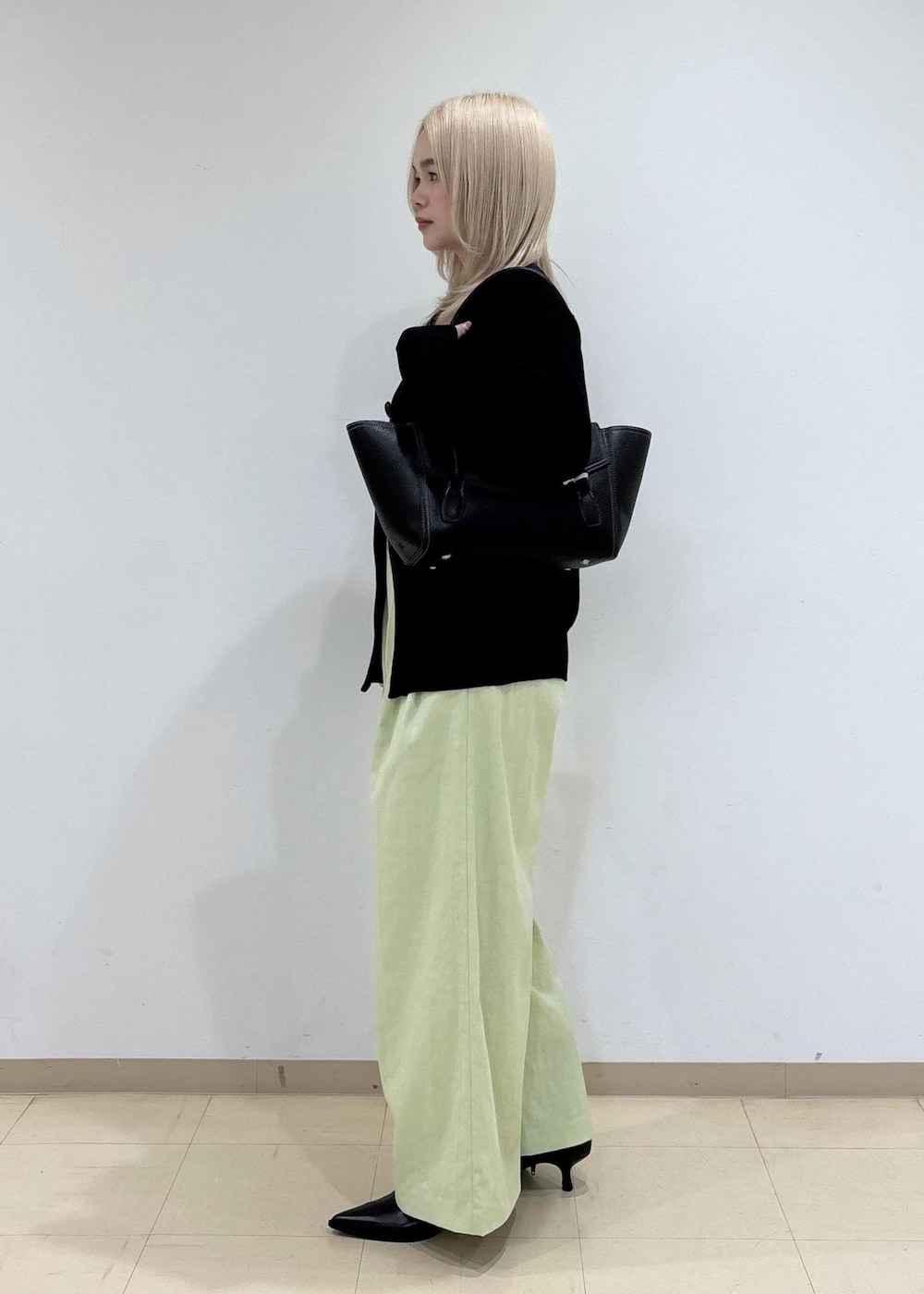 ブラック系のカーディガン/ボレロ、ブラック系のブーツ、グリーン系のその他パンツを着用したレディースの秋コーディネートの2枚目の写真