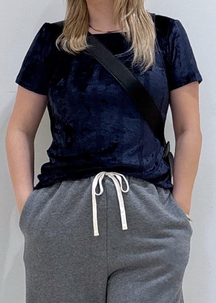 ブラック系のパンプス、ブルー系のタンクトップ、ブルー系のTシャツ/カットソーを着用したレディースの秋コーディネートの5枚目の写真