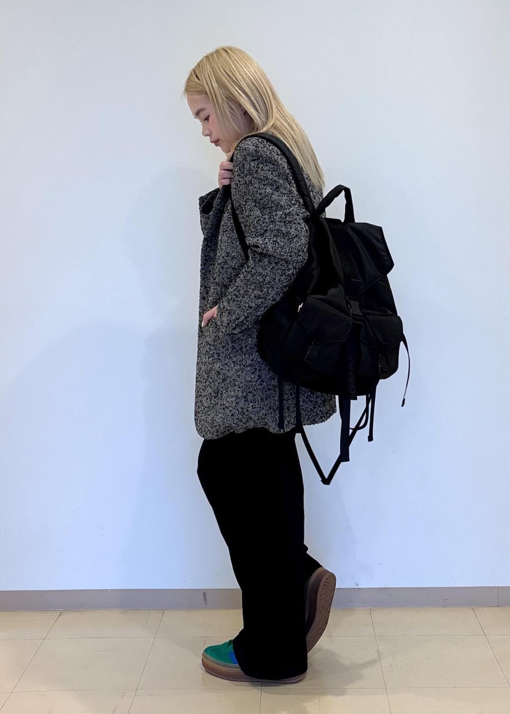 ブラック系のその他パンツ、グレー系のキャミソール、グレー系のテーラードジャケットを着用したレディースの夏コーディネートの2枚目の写真