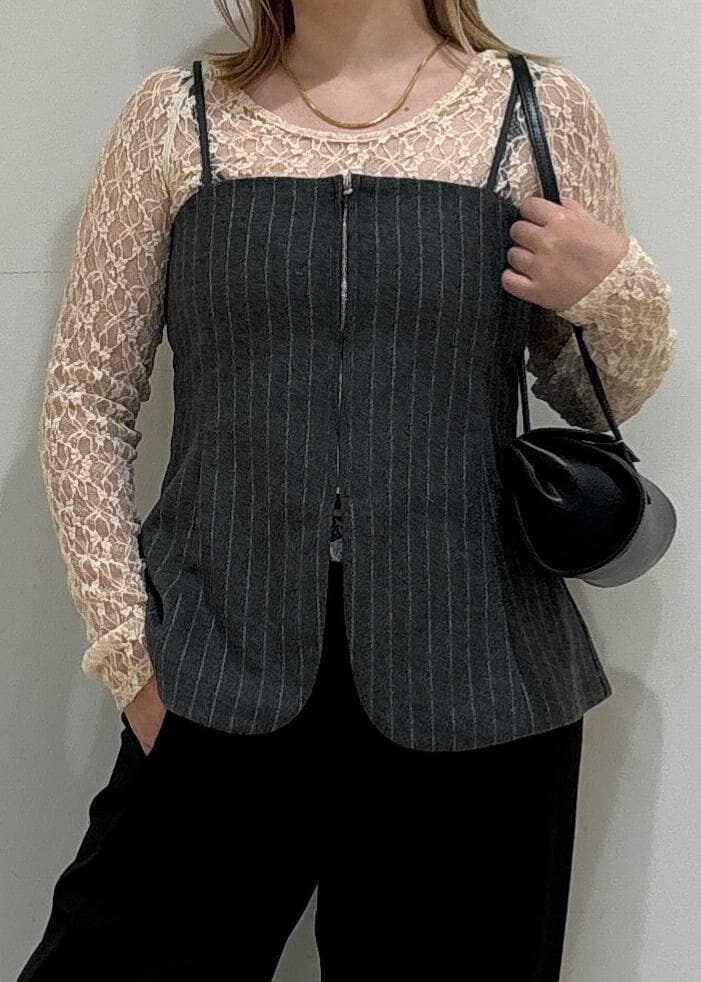 グレー系のキャミソール、ブラック系のその他パンツ、ブラック系のショルダーバッグを着用したレディースの秋コーディネートの5枚目の写真