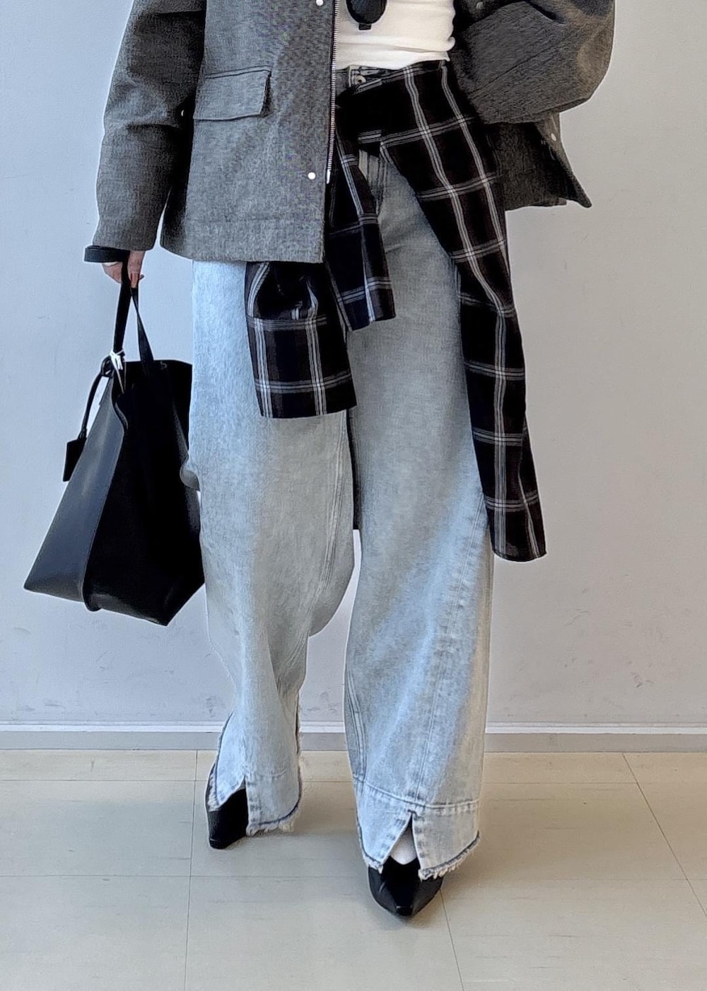 ブルー系のデニムパンツ、ブラック系のパンプス、ブラウン系のシャツ/ブラウスを着用したレディースの夏コーディネートの6枚目の写真