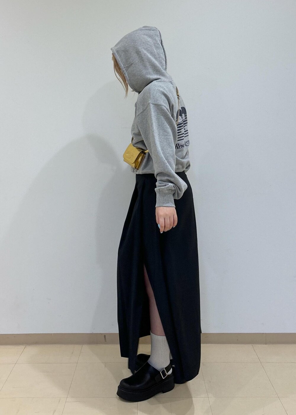 「初秋コーデ、秋コーデ、韓国ファッション、スポーツミックス、ADAM ET ROPÉ、ストレート、ブルべ冬、敏感、高身長、トップス、パーカー、スカート、バッグ、ショルダーバッグ、シューズ」｜「ADAM ET ROPE'のボリュームソールベルトクロッグ（サンダル、ブラック系）」を使った、e.c.8123さん（レディース・160cm）の夏コーディネートの3枚目の写真
