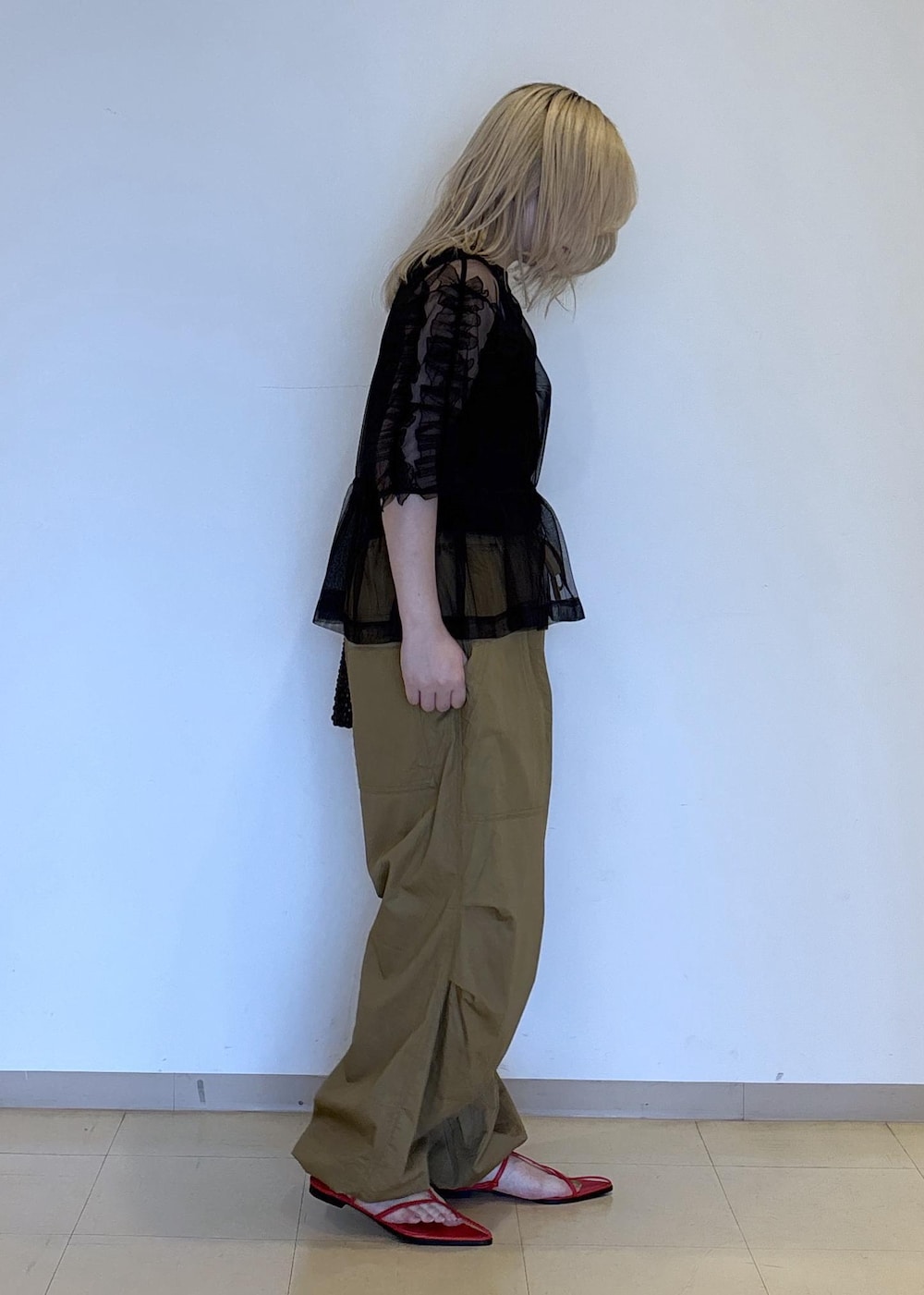 レッド系のサンダル、ブラック系のTシャツ/カットソー、レッド系のショルダーバッグを着用したレディースの春コーディネートの4枚目の写真
