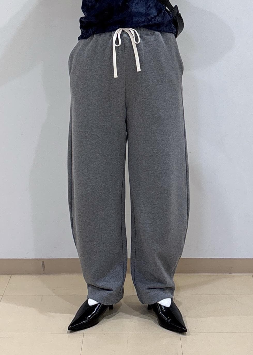 ブラック系のパンプス、ブルー系のタンクトップ、ブルー系のTシャツ/カットソーを着用したレディースの秋コーディネートの6枚目の写真