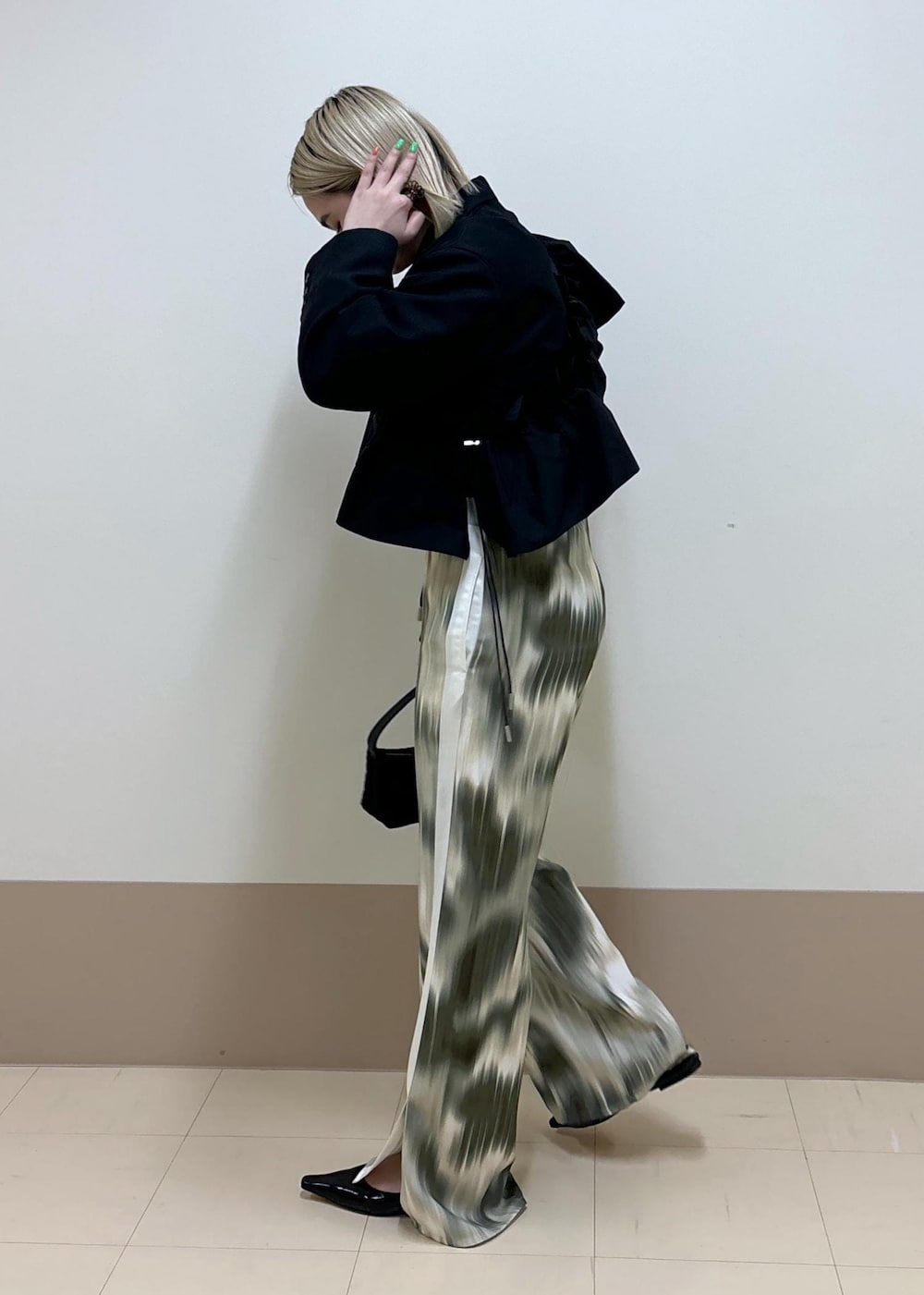 ブラック系のワンピース、ブラック系のその他シューズ、ベージュ系のその他パンツを着用したレディースの春コーディネートの2枚目の写真